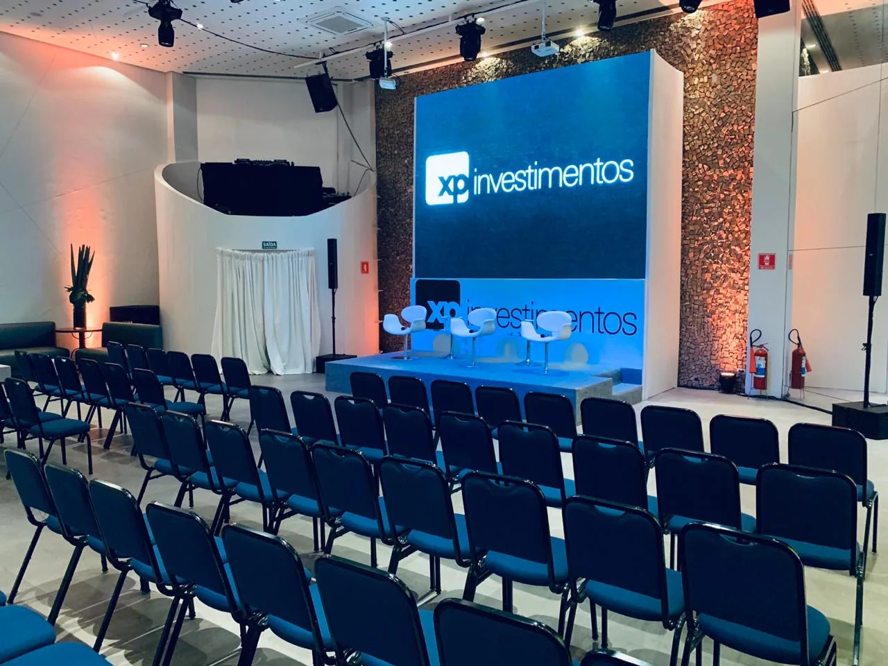 Convenção corporativa montada no salão, com painel de LED e cenografia
