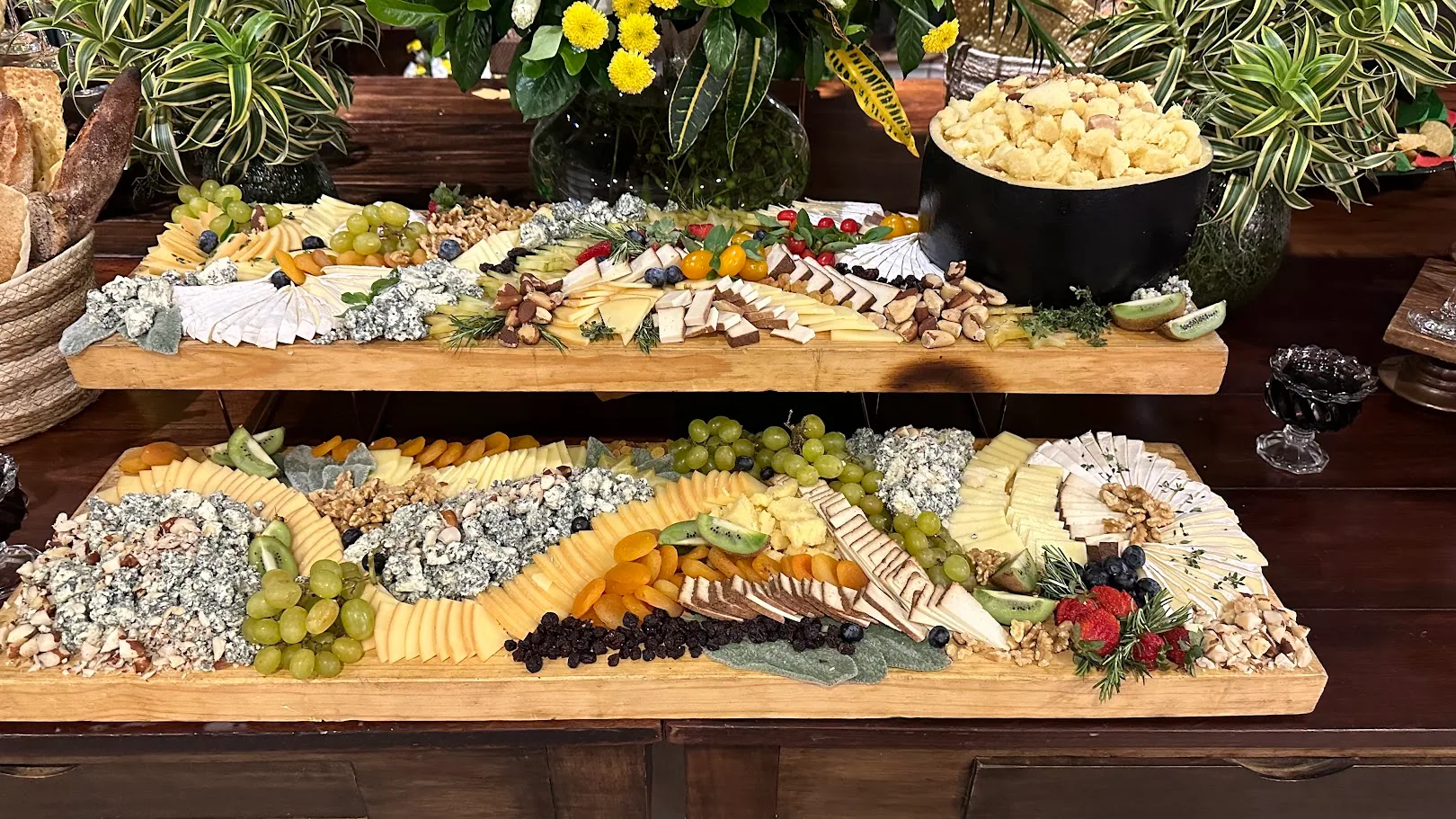 Mesa de buffet montada com tábuas de frios e entradas