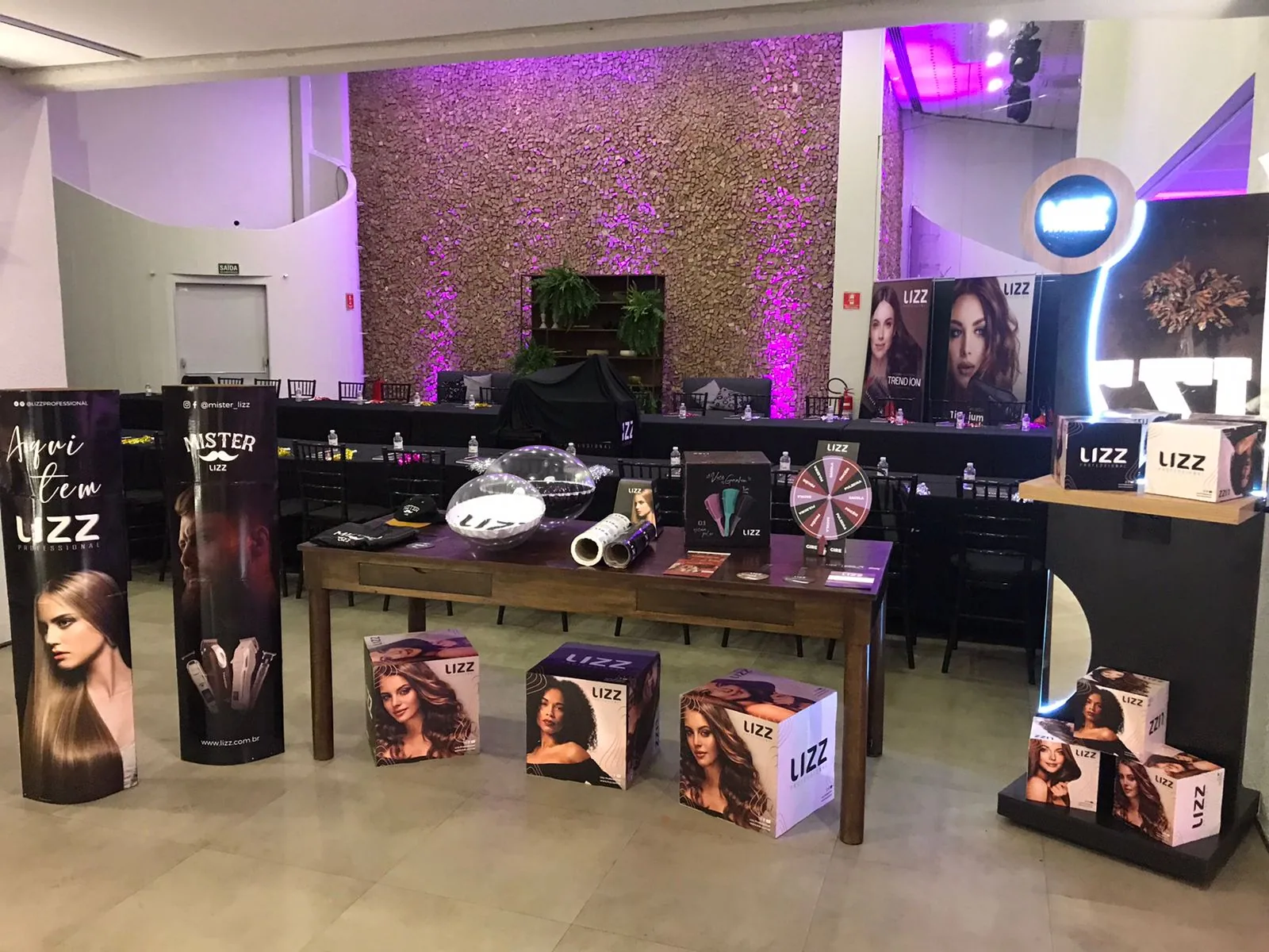 Lançamento de produto montado no salão, com displays e iluminação de marca