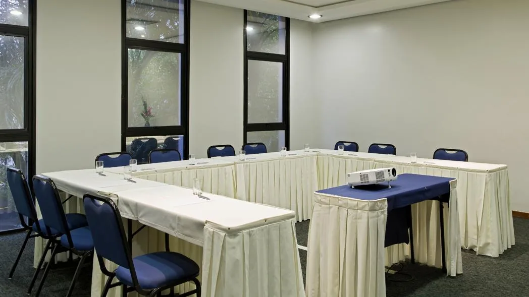 Sala de apoio montada em formato U para reunião corporativa